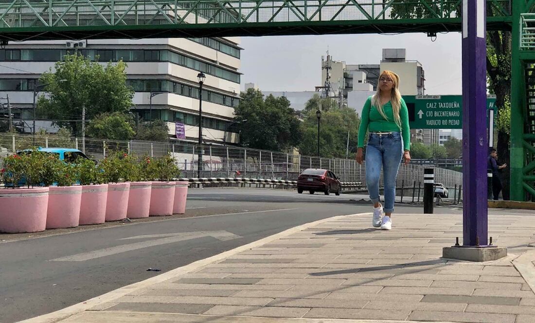 Trabajadores habilitan un camino de 18 kilómetros de longitud en la Calzada de Tlalpan, el 24 de marzo de 2025. Foto: Diego Simón Sánchez/EL UNIVERSAL