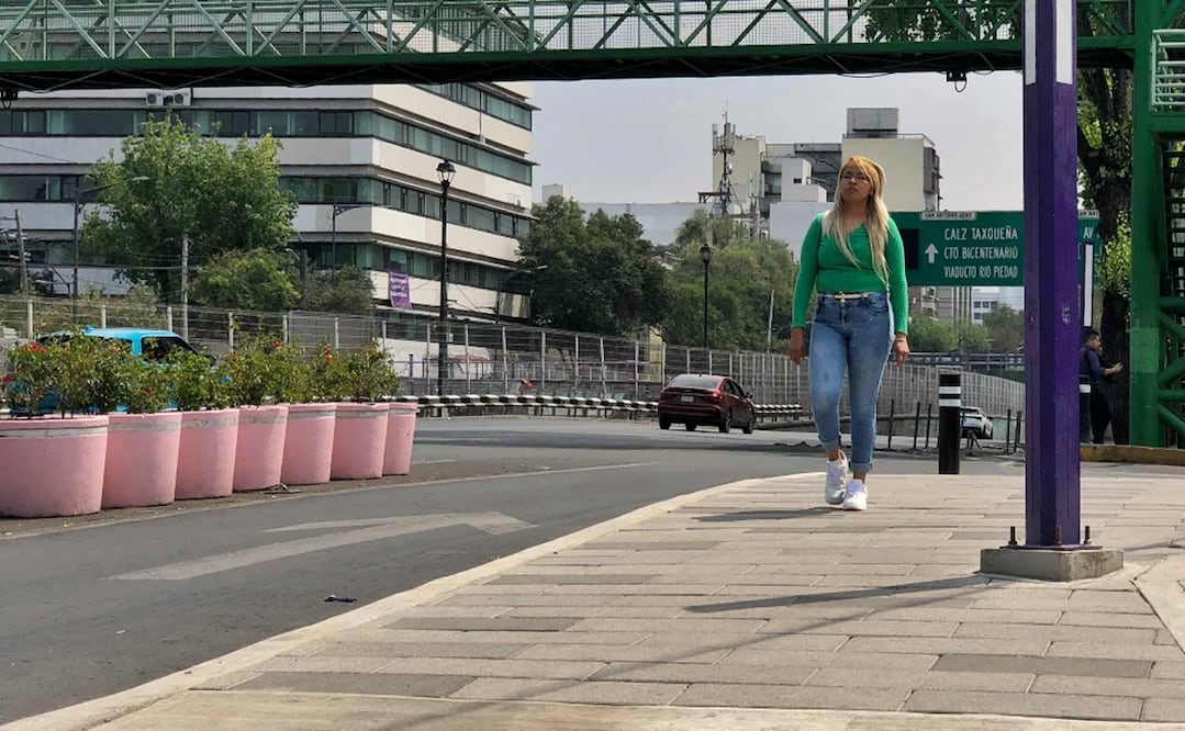 Trabajadores habilitan un camino de 18 kilómetros de longitud en la Calzada de Tlalpan, el 24 de marzo de 2025. Foto: Diego Simón Sánchez/EL UNIVERSAL