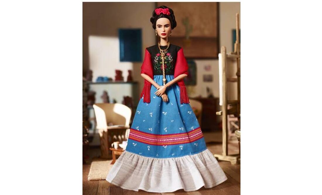 La muñeca de Mattel con la imagen de la pintora luce indumentaria mexicana, ojos más claros, labios rojos y poco vello facial (AP)