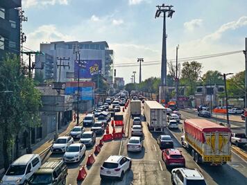 Padecen caos vial en Constituyentes por obras del Cablebús