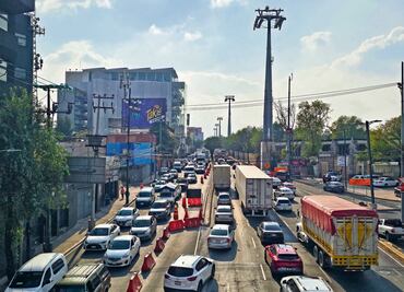 Padecen caos vial en Constituyentes por obras del Cablebús