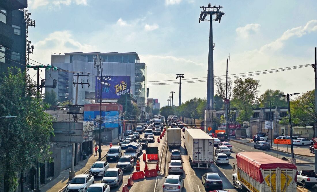 Por las obras, se habilitó un carril reversible en dirección a Santa Fe. Foto: Jorge Medellín | El Universal