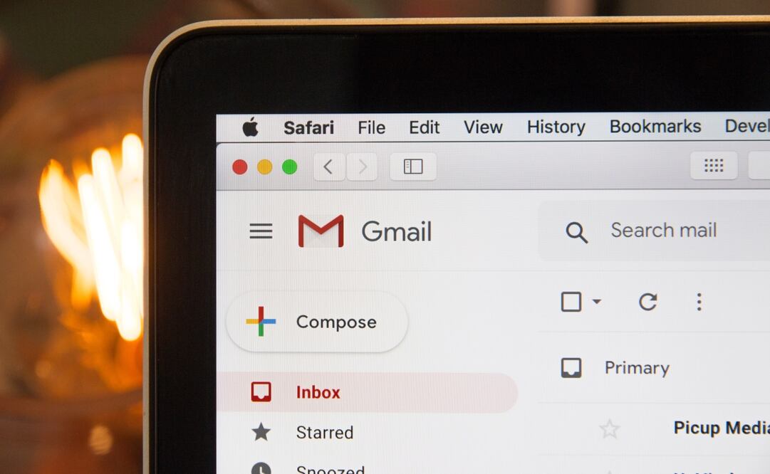Configurar correos como Outlook o Gmail para enviar mensajes cifrados es la manera más segura de comunicarse por internet. Foto: Unsplash