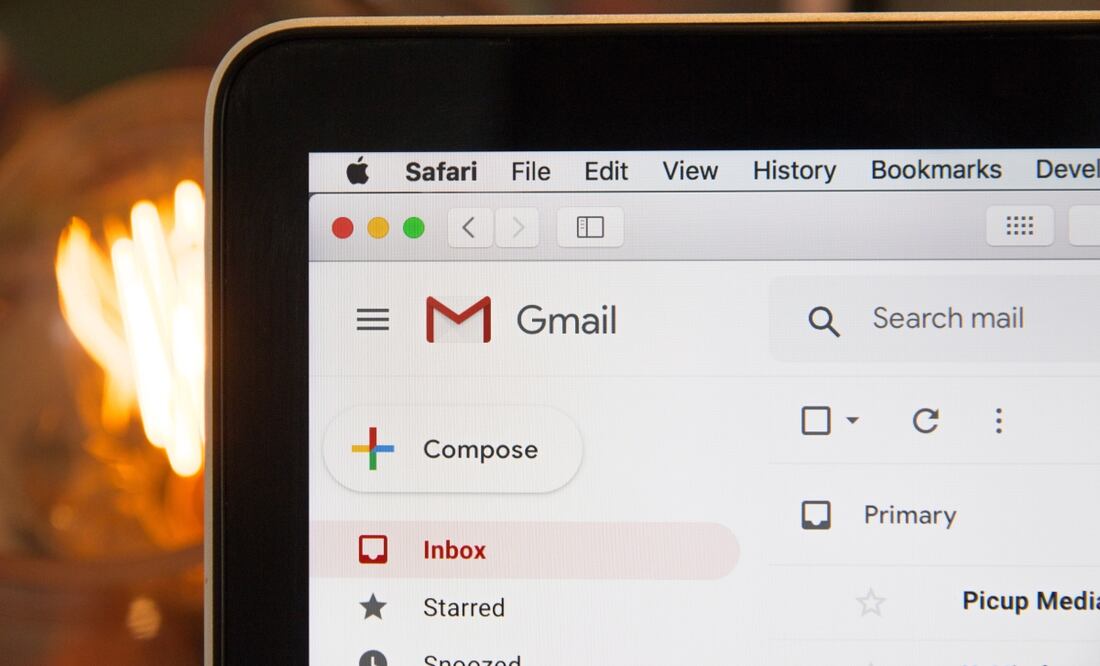 Configurar correos como Outlook o Gmail para enviar mensajes cifrados es la manera más segura de comunicarse por internet. Foto: Unsplash