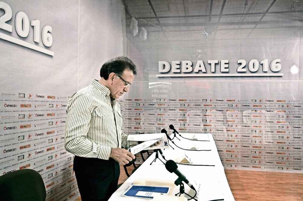 El panista Miguel Ángel Yunes Linares, quien en la imagen aparece antes del debate de ayer, negó que tuviese intención de comprar una propiedad en Nueva York (ALEJANDRO ACOSTA. EL UNIVERSAL)