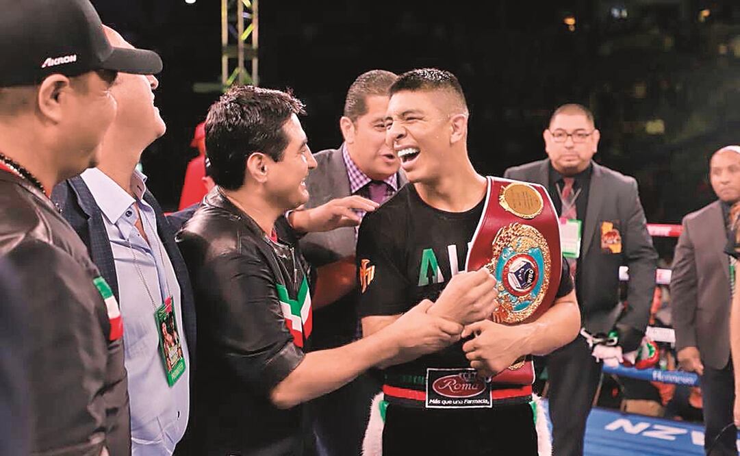 Erik Morales sostiene que su pupilo ha madurado en todo sentido. Foto: Instagram