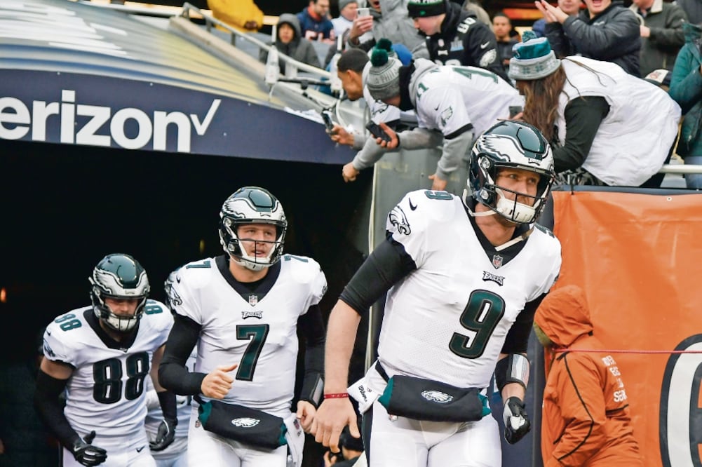 El QB Nick Foles (9) sigue prendido, al lanzar el pase de anotación en cuarta oportunidad con menos de un minuto por jugar, para el triunfo de Filadelfia. (QUINN HARRIS. USA TODAY SPORTS)