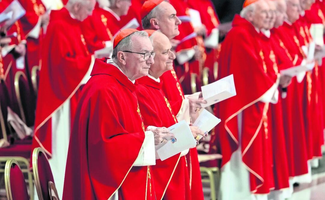 El cardenal Pietro Parolin (izq.) y otros purpurados en una misa en la Basílica de San Pedro, en el Vaticano. Foto: EFE