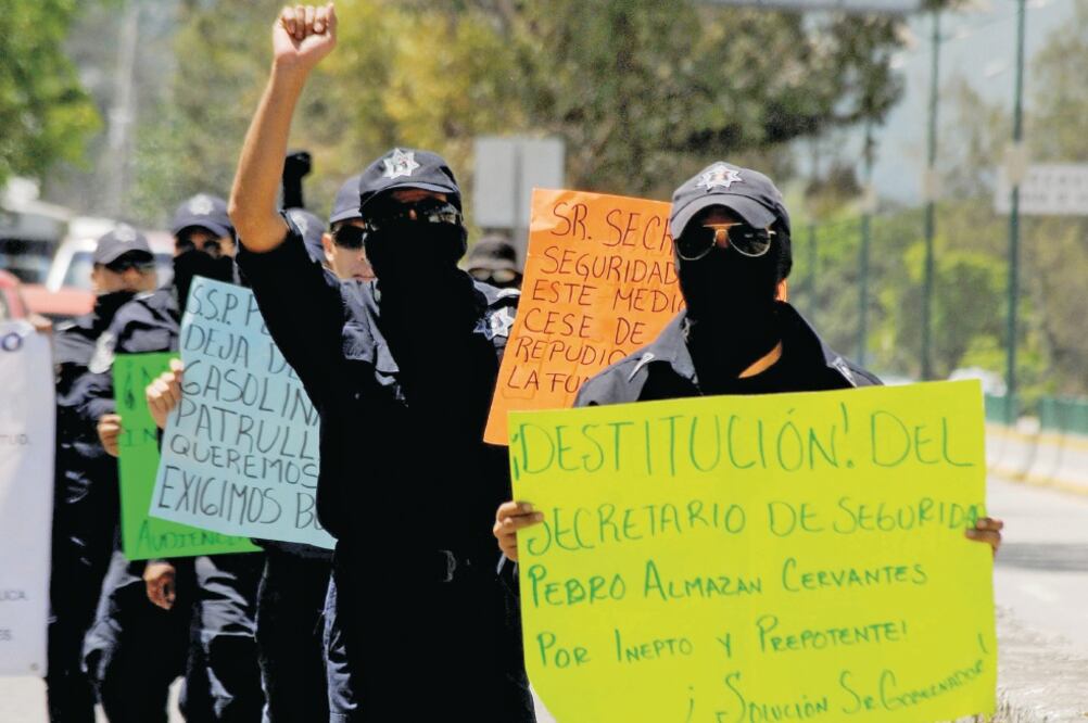 Desde hace una semana, 32 policías de la Fuerza Estatal de Guerrero están en paro de labores para exigir, entre otras cosas, mejoras salariales y uniformes (DASSAEV TELLEZ. EL UNIVERSAL)