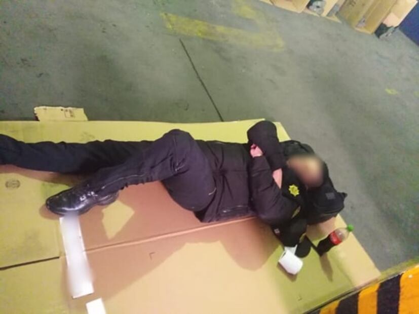 Castigan a policías por faltar en Navidad y Año Nuevo; duermen en cajas de cartón