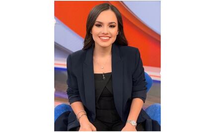 Sarita rompe en llanto al recordar a José José; le entra a karaoke