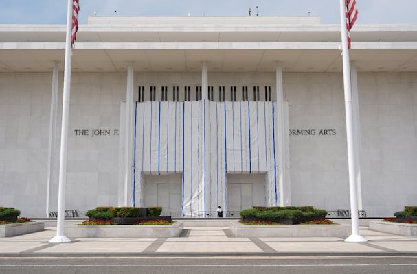 Junta del Centro Kennedy vota por cerrar debido a crisis financiera y disputa sobre nombre de Trump
