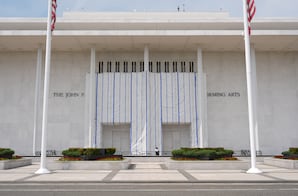 Junta del Centro Kennedy vota por cerrar debido a crisis financiera y disputa sobre nombre de Trump