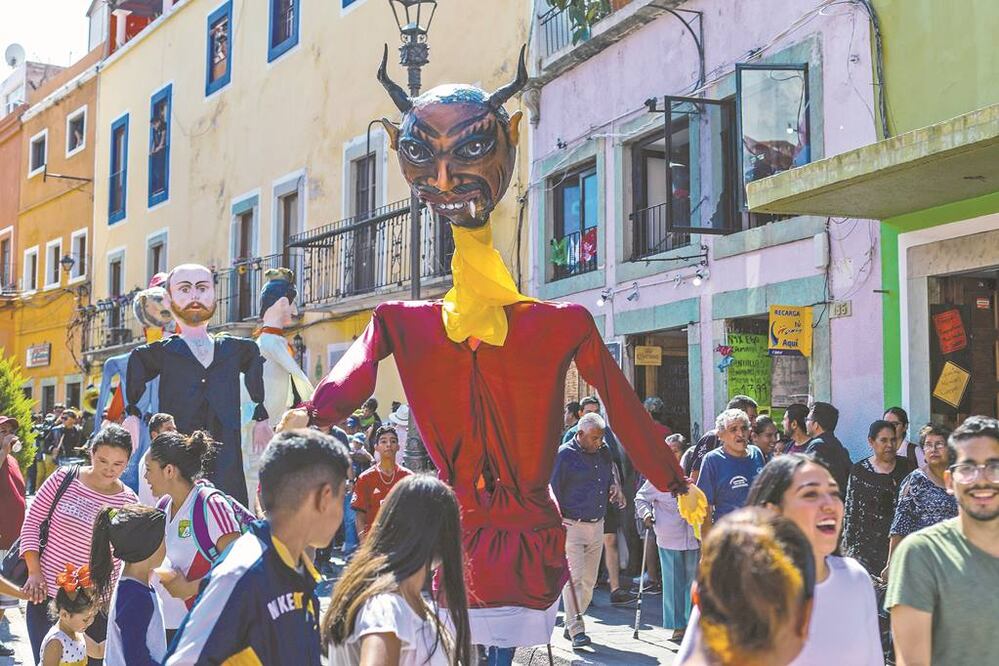 La “Fiesta del espíritu” recibe a personas de todas las edades, que asisten a foros y espectáculos en las calles. Foto/GERMÁN ESPINOSA. EL UNIVERSAL