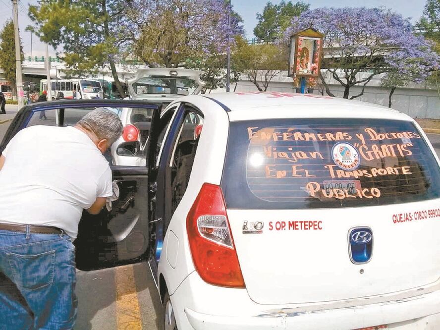 Taxis y vagonetas anuncian en sus cristales que apoyan a los médicos. Foto: ESPECIAL