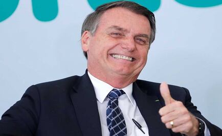 Bolsonaro dice que dejará de usar plumas "Bic" por ser marca francesa