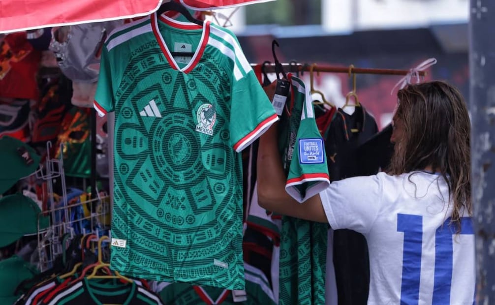 Camisetas de la Selección se venden entre 250 y 500 pesos en Centro Histórico; crece demanda antes del partido México-Ecuador.
Foto: Fernanda Rojas / El Universal