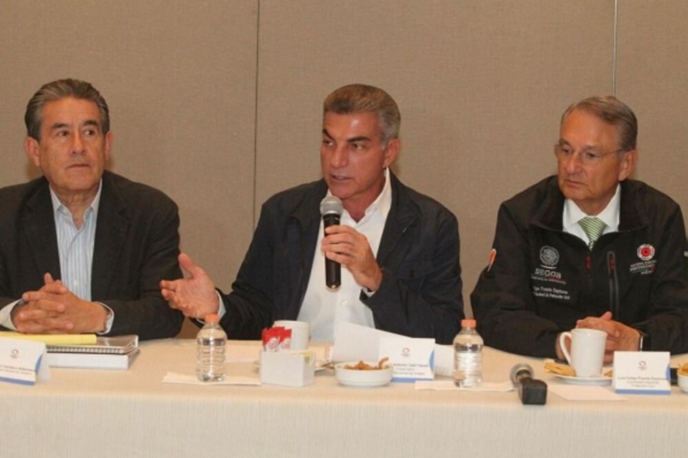El coordinador nacional de Protección Civil, Luis Felipe Puente, y el gobernador de Puebla, Antonio Gali Fayad, encabezaron la reunión de trabajo con Protección Civil ante la entrada “Franklin” a territorio poblano. Foto: Notimex