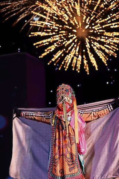 Fuegos artificiales y una proyección en el cielo con motivos representativos de Michoacán acompañaron las danzas. Foto: Especial