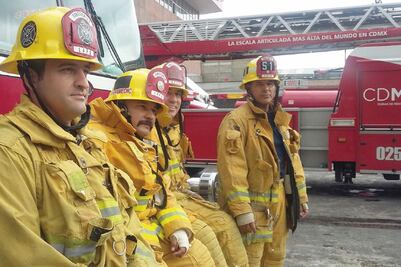 Bomberos migrantes ayudan en la tragedia