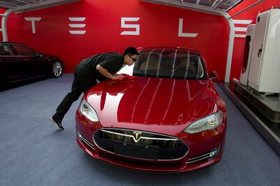 Tesla baja precio de autos en 2 mil dólares; cae su acción