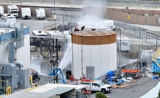 Evacúan a miles en California por fuga de tanque químico; temen explosión y nube tóxica en zona poblada