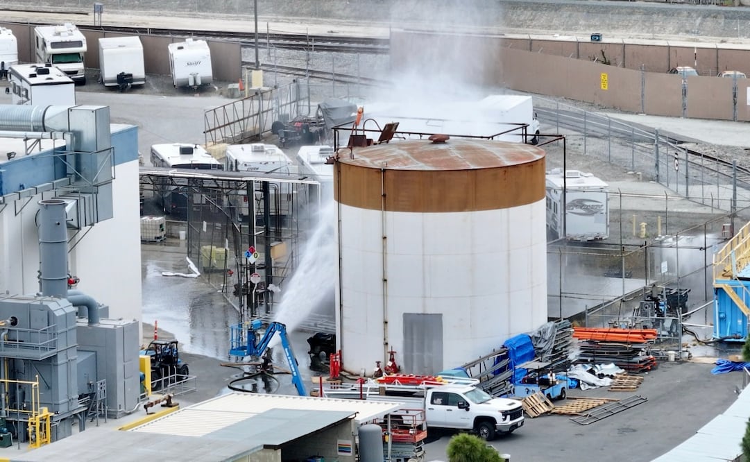 Bomberos aplican agua sobre un tanque sobrecalentado en planta aeroespacial de Garden Grove, California, tras fuga química y riesgo de explosión (22/05/2026). Foto: AP