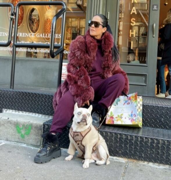 Pants con botas y abrigo, el look de Martha Debayle