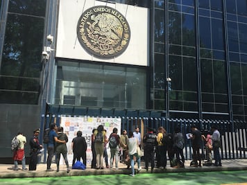 Protestan activistas para exigir a PGR resultados de investigación sobre espionaje