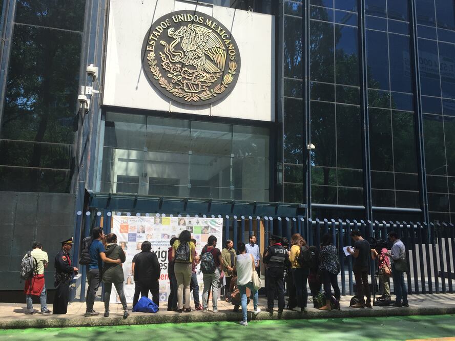 Representantes del Poder del Consumidor, R3D, Salud Critica y Social Tic, fueron quienes se manifestaron. Fotografía: Especial