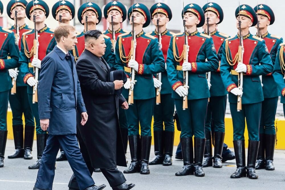 El líder norcoreano, Kim Jong-un, ayer al ser recibido en Vladivostok, para su primera reunión con el presidente ruso, Vladimir Putin. Foto: BAI XUEQI. AP