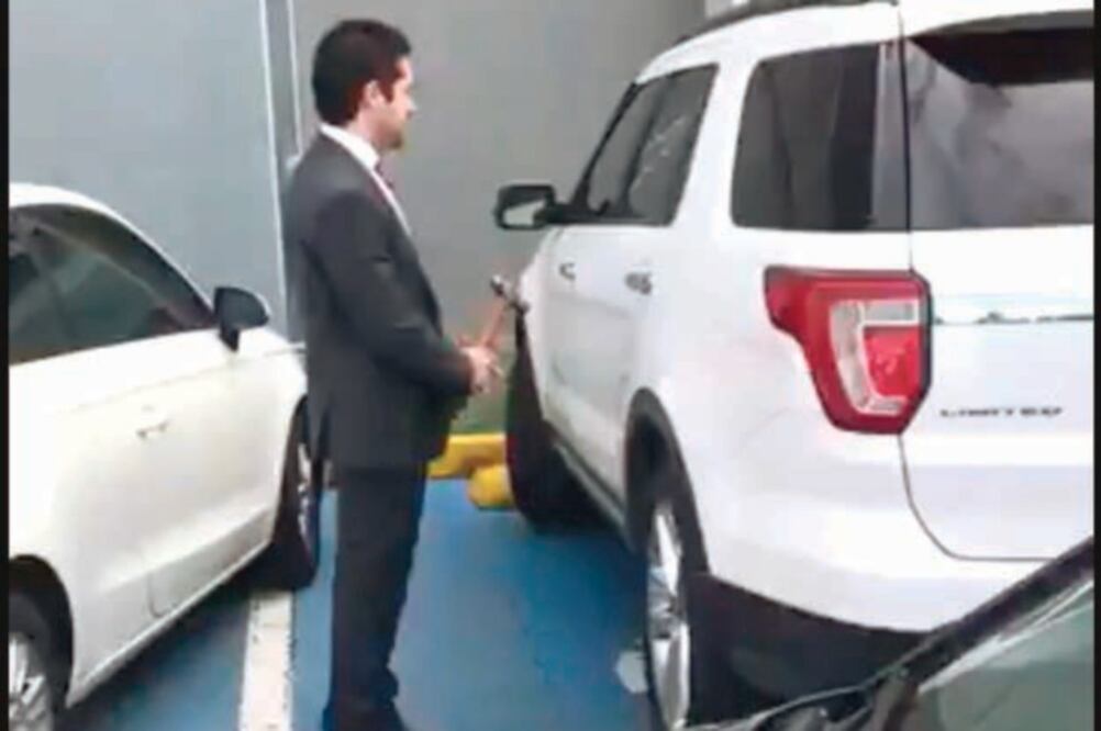 Según una versión, Édgar Tello intentó hace un año obligar al anciano a bajar del automóvil para someterlo a un peritaje sicológico (TOMADA DE VIDEO)