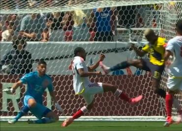 Enner Valencia, el primer expulsado de la Copa América, tras brutal entrada