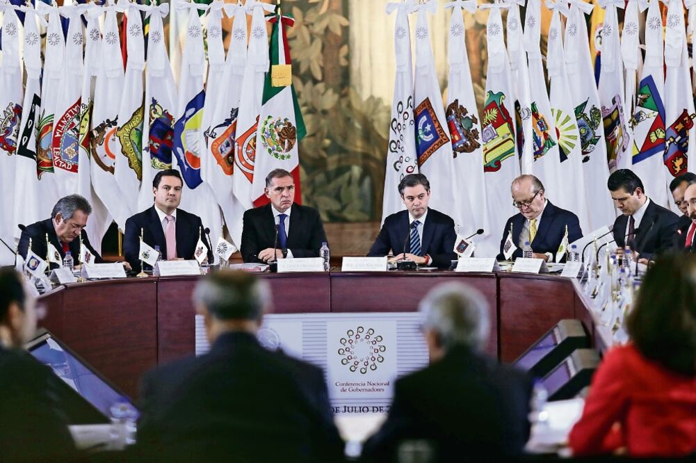 Ayer se llevó a cabo el primero de los foros de consulta por el modelo educativo, en el que participaron los integrantes de la Conferencia Nacional de Gobernadores, y Aurelio Nuño, titular de la SEP, en la sede del organismo (IVÁN STEPHENS)