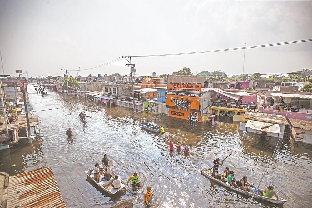 Desde la madrugada del lunes, el caudal del río Grijalva creció e inundó decenas de hogares, mientras los tabasqueños trataban de rescatar sus bienes. Fotos: GERMÁN ESPINOSA. EL UNIVERSAL