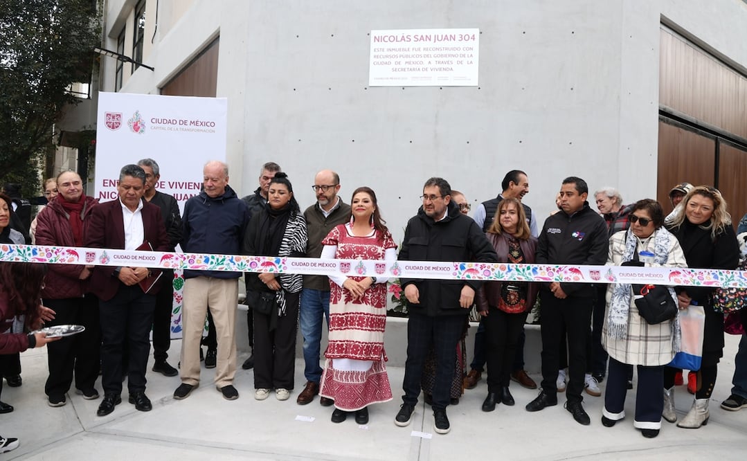 La jefa de Gobierno, Clara Brugada, encabezó la entrega de departamentos reconstruidos a damnificados. Foto: Especial