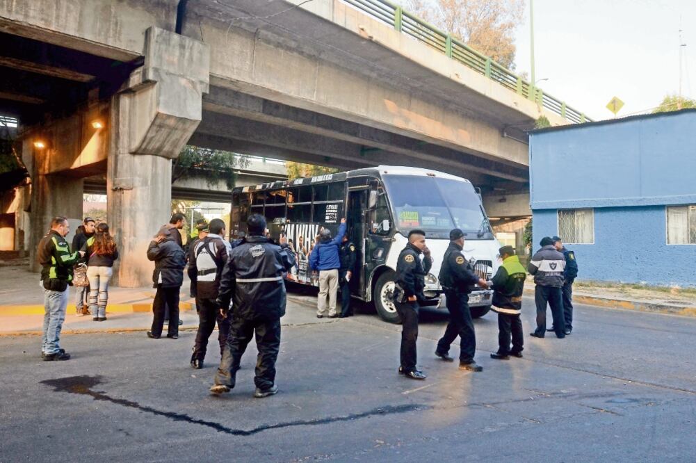 El atraco inició en el municipio de Tlalnepantla pero se reportó en la delegación Azcapotzalco, el Edomex se encargará de iniciar la carpeta de investigación. (HUGO GARCÍA. EL UNIVERSAL)