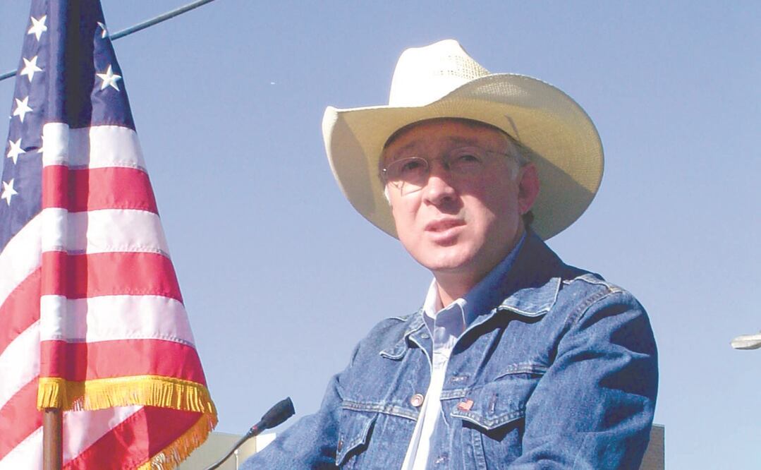 Ken Salazar en una conferencia de prensa, en Denver, en 2004. FOTO: ARCHIVO EFE