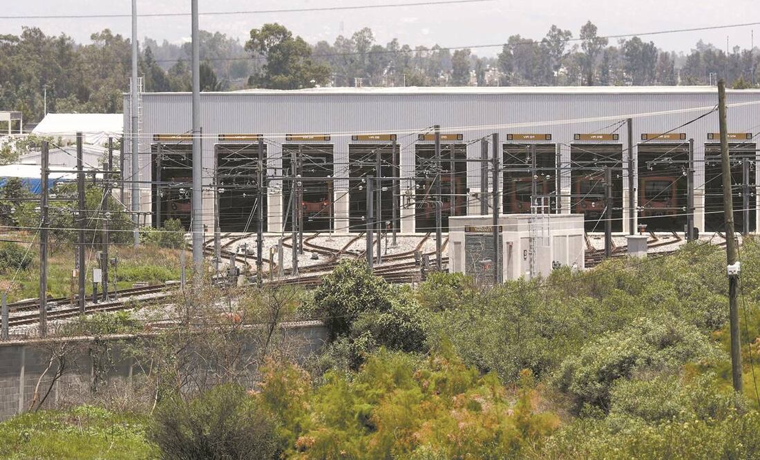 Los trenes de la Línea 12 permanecen en los talleres. Ayer, Carlos Slim y Claudia Sheinbaum se reunieron con AMLO. Foto: Diego Simón. EL UNIVERSAL