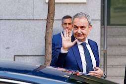 Zapatero defiende su honradez por caso Plus Ultra