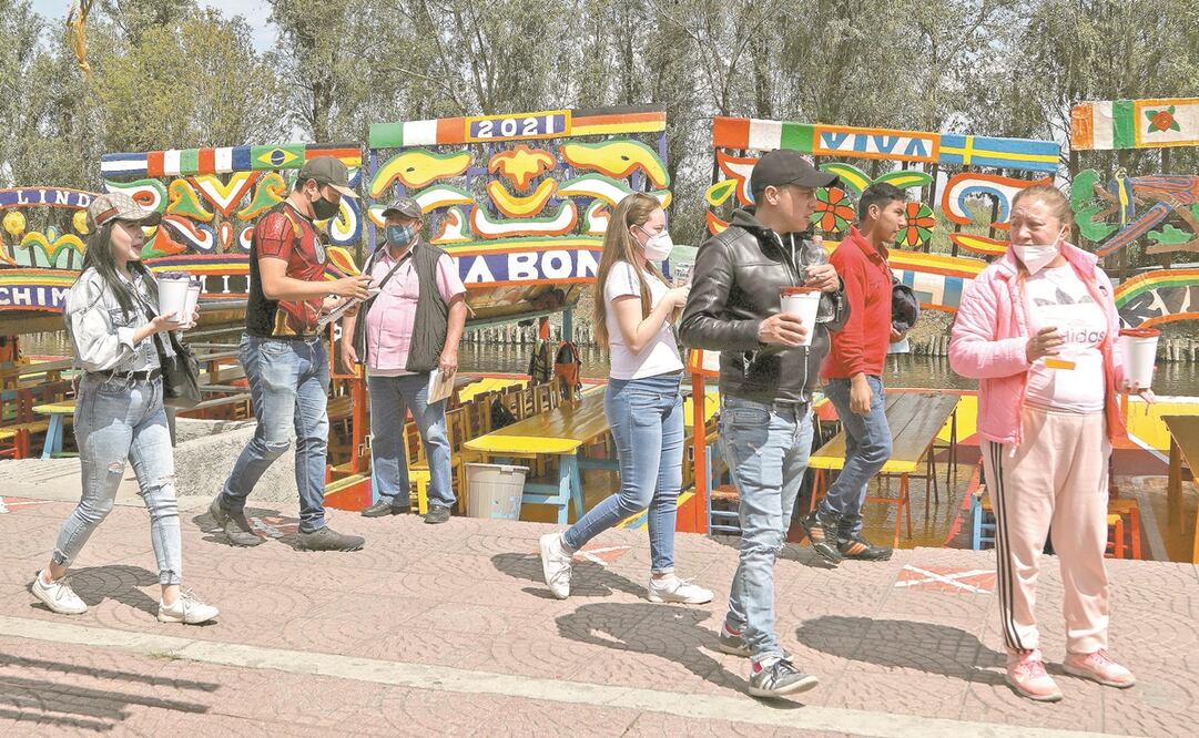 Para soportar la tarde calurosa, muchos de los asistentes a las trajineras de Xochimilco paseaban con cervezas en mano. Foto: Carlos Mejía. EL UNIVERSAL