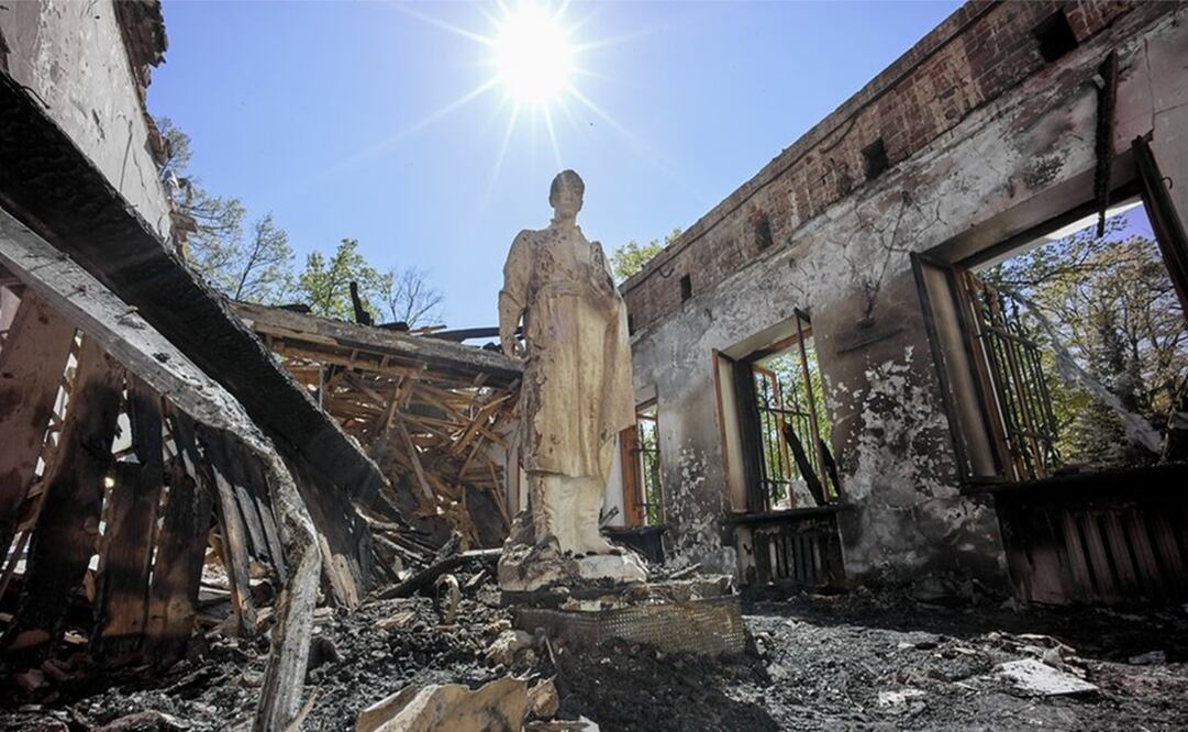 La estatua del poeta Grigory Skovoroda fue lo único que quedó en pie de su casa museo. Foto: Cortesía 