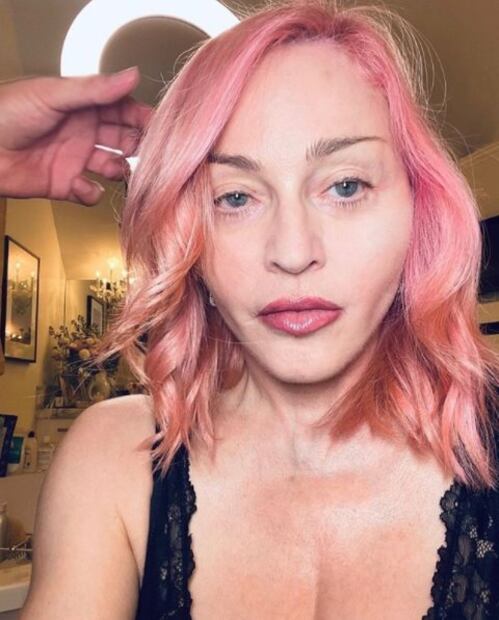 Madonna luce rostro sin arrugas y cabello rosa a sus 62 años 