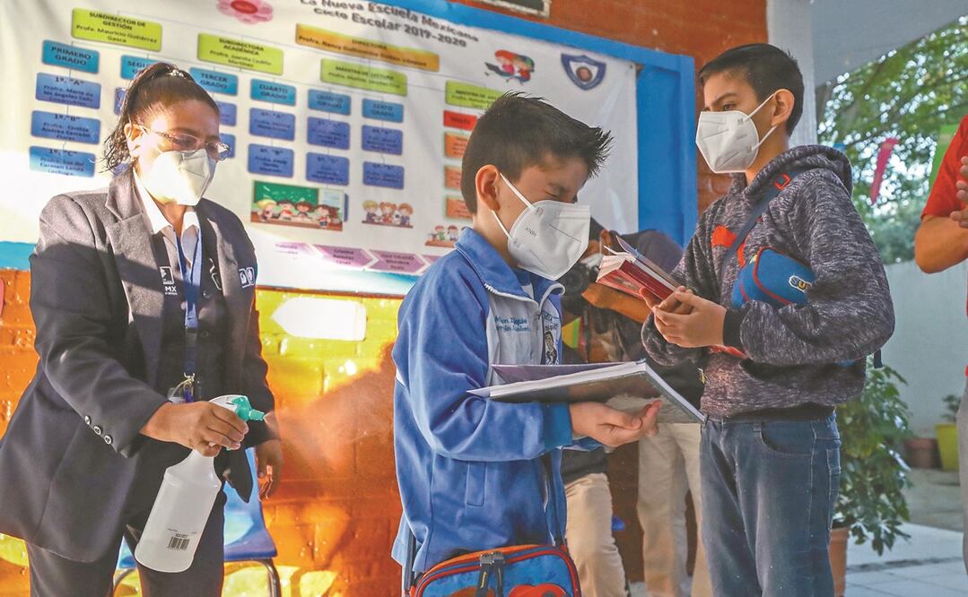 Al ritmo de la canción Despacito, en la Escuela Primaria Ignacio Zaragoza le dieron la bienvenida a los alumnos en el regreso a clases presenciales en la capital del país. Foto: FOTOS: DIEGO SIMÓN. EL UNIVERSAL