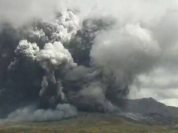 Así se vio en fotos la gigantesca columna de cenizas tras erupción del volcán Aso en Japón