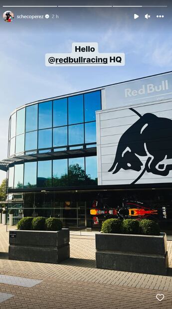 Checo Pérez en la fábrica de Red Bull -Foto: Especial