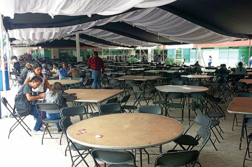 En la Ciudad Administrativa se aplicará la prueba docente; la semana pasada se colocaron carpas y mesas; el miércoles se instalaron computadoras (EDWIN HERNÁNDEZ. EL UNIVERSAL)