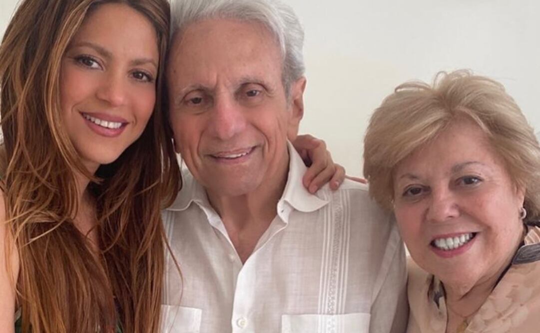En la foto posan Shakira, su madre, Nidia del Carmen Ripoll y su padre William Mebarak Chadid. Foto: Vía Instagram @shakira.
