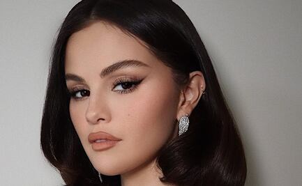 Selena Gomez viste espectacular total look rojo con falda en forma de flor