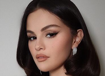 Selena Gomez viste espectacular total look rojo con falda en forma de flor